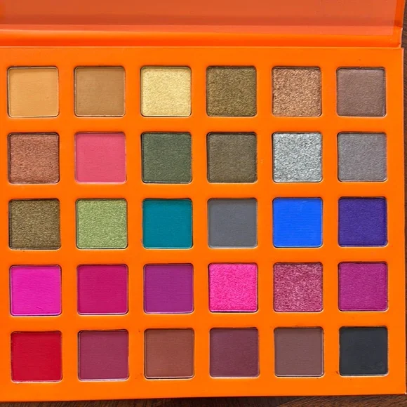 Sassy Jones Maasai Palette with Bold Colors, Makeup Remover Wipes, Lip Liner - Picture 2 of 10